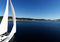 barcha a vela veleggiare alla baia del mare cielo blu yacht a vela